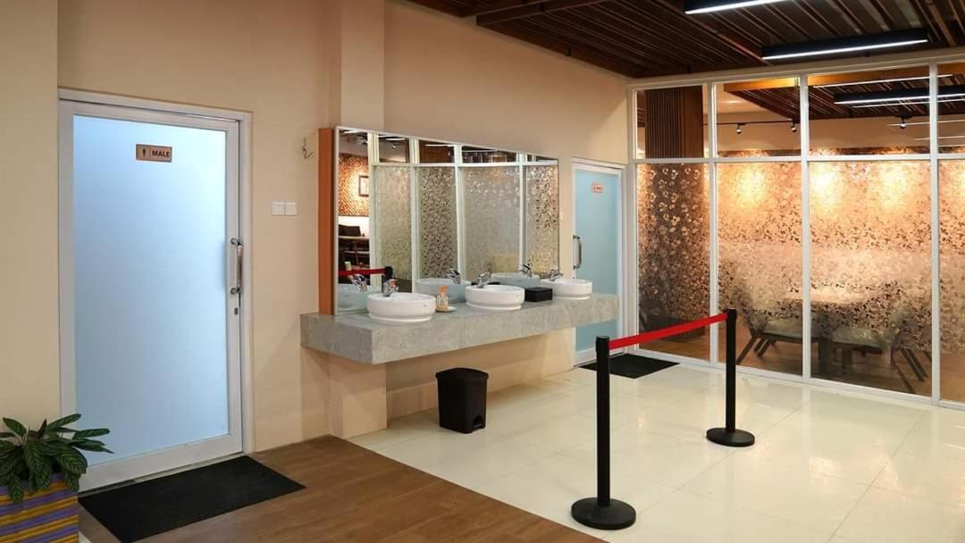 Elohim Hotel Sentani Jayapura Exterior foto
